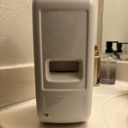 Automatic soap dispenser for wall