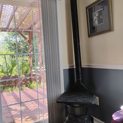 🔥 Vintage Cast Iron Parlor Stove – Circa 1900–1925