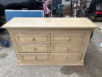 Full Size bed and 2 dressers