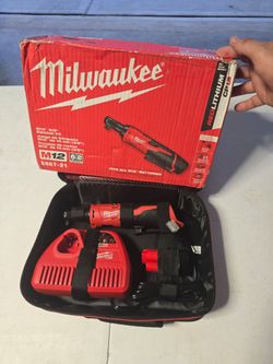 🔥$150 FIRM PRICE🔥Milwaukee M12 12V Cordless 3/8 in. Ratchet Kit with Battery, Charger, 1/4 Socket Adapter and Tool Bag
