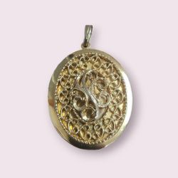 Vintage Large Sarah Coventry Gold Tone Oval Heirloom Filigree Locket