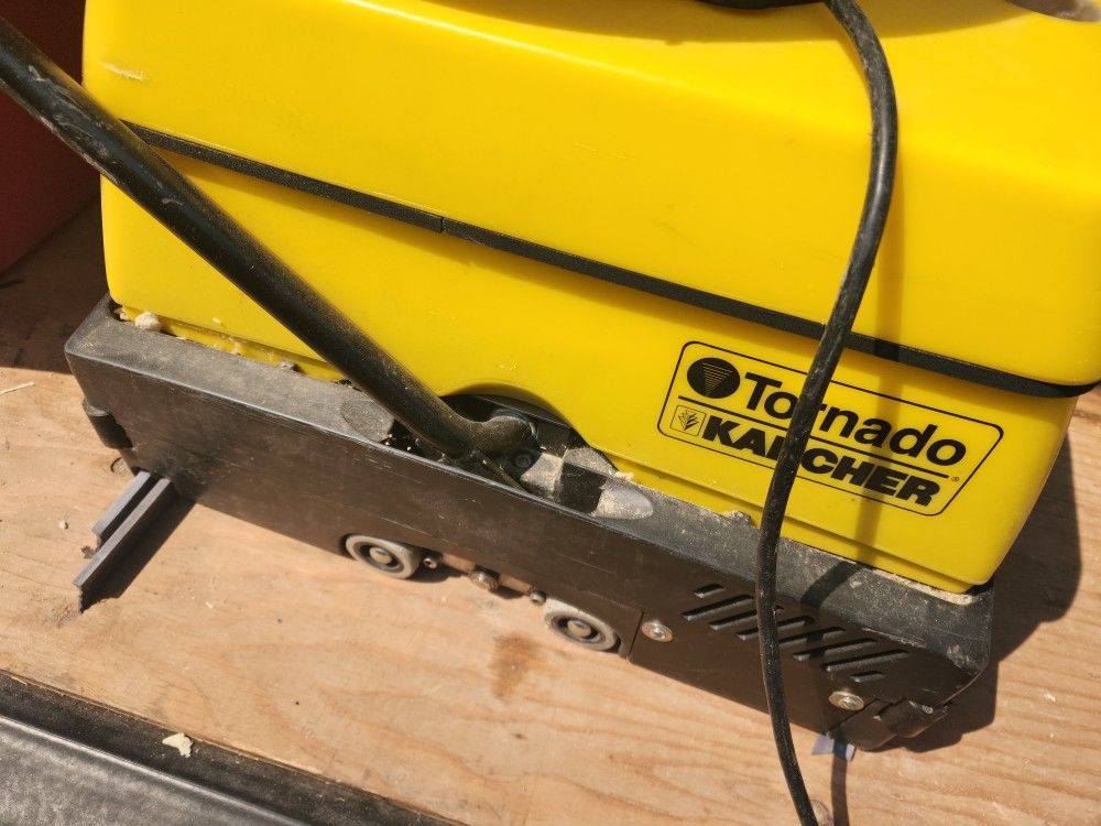 Tornado® BR400 Floor Scrubber