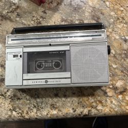 General Electric GE 3-5228A  AM/FM Battery Operated Radio Cassette Recorder