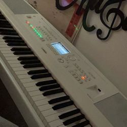 DGX 670 PORTABLE DIGITAL GRAND PIANO, Comes With Original Pedal And Power cord, Nothings Wrong With It