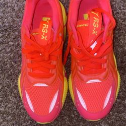 Women’s Pumas Size 9.5