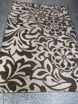 Beautiful Area Rug - 5x8 - Rarely Used