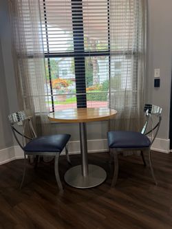 Table with 2 chairs