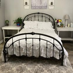 🛏️ Queen Metal Bedframe
