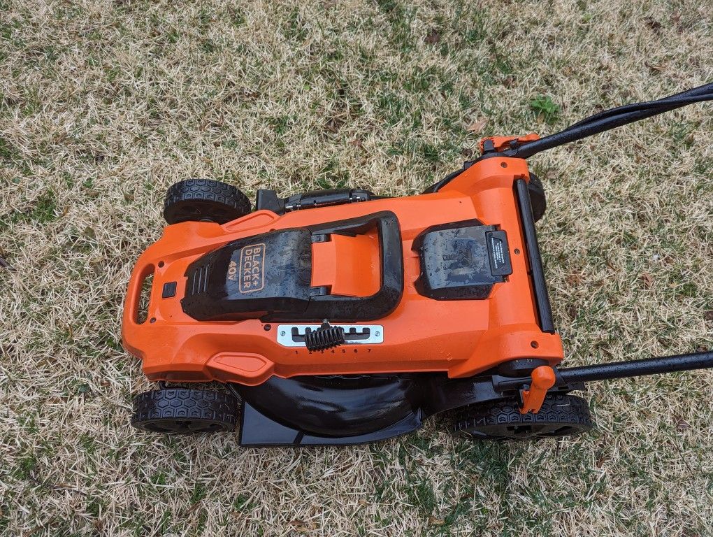 Black And Decker 40v Electric Lawn Mower. 4 Batteries 