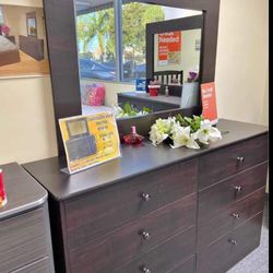 Dresser With Mirror /Comoda Con Espejo