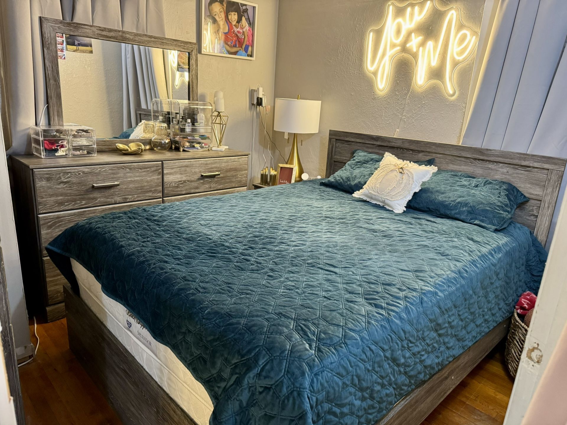 bedroom set 4 pieces Does not include the mattress
