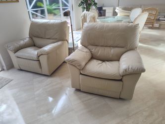 PRICE IS NEGOTIABLE / DELIVERY FOR AN EXTRA FEE / PAIR OF COMFORTABLE CREAM RECLINERS