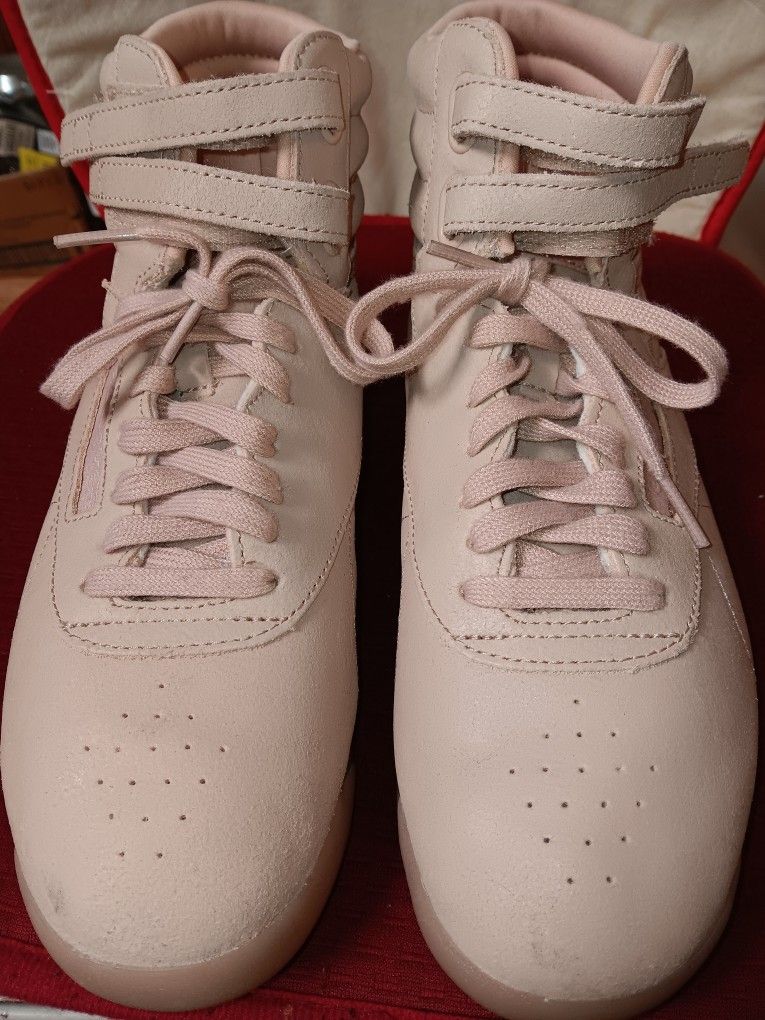 Reebok Shoes. Sz 10 Womens.