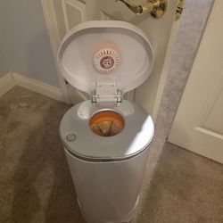 Munchkin Diaper  Trash Bin