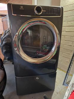 MOVING SALE! NEED GONE ASAP! MOVING SALE! NEED GONE ASAP! Electrolux Electric Dryer with Pedestal