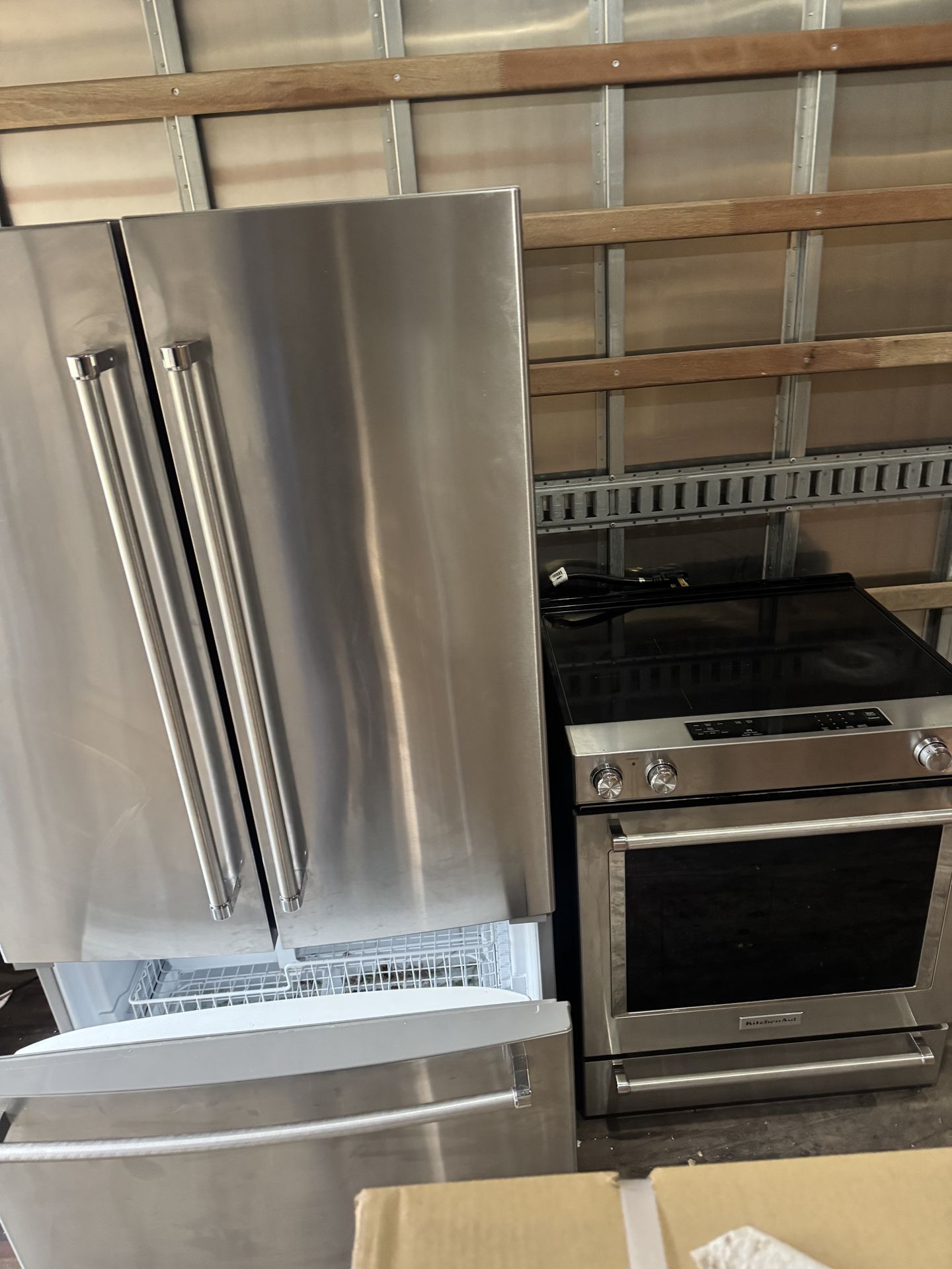 Frigidaire Stove & Refrigerator Set