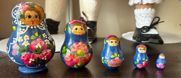 Russian Matryoshka Nesting Dolls Set of 5 Hand Painted Wood Moscow Souvenir