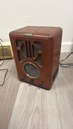 vintage “Thomas Collector’s Edition Radio” — a reproduction-style tabletop radio made to look like a 1930s cathedral radio. These were popular gift/d
