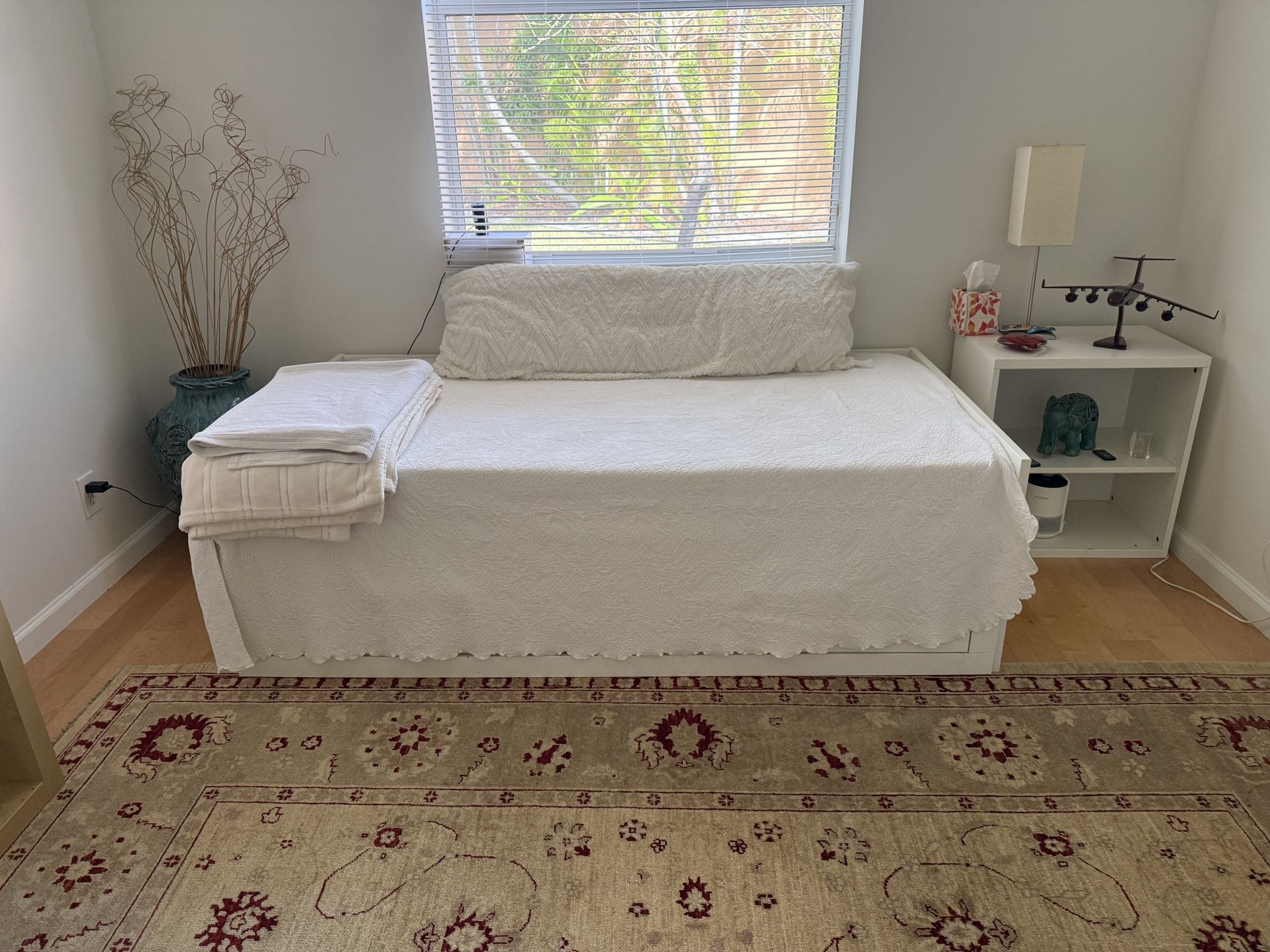 Daybed (expandable to a king size )