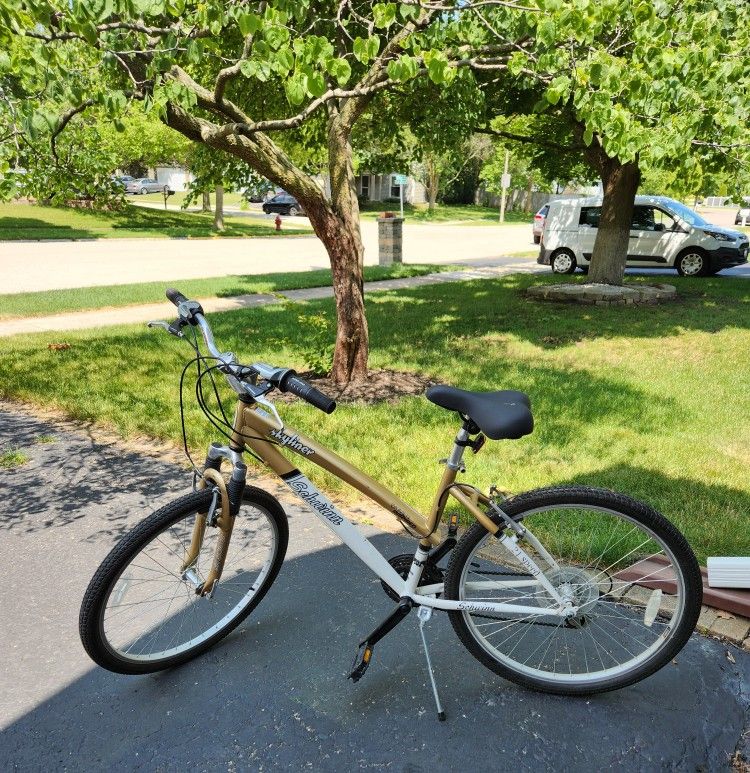 schwinn skyliner 21 speed bicycle Schwinn Skyliner Women's Bike for Sale in Aurora, IL