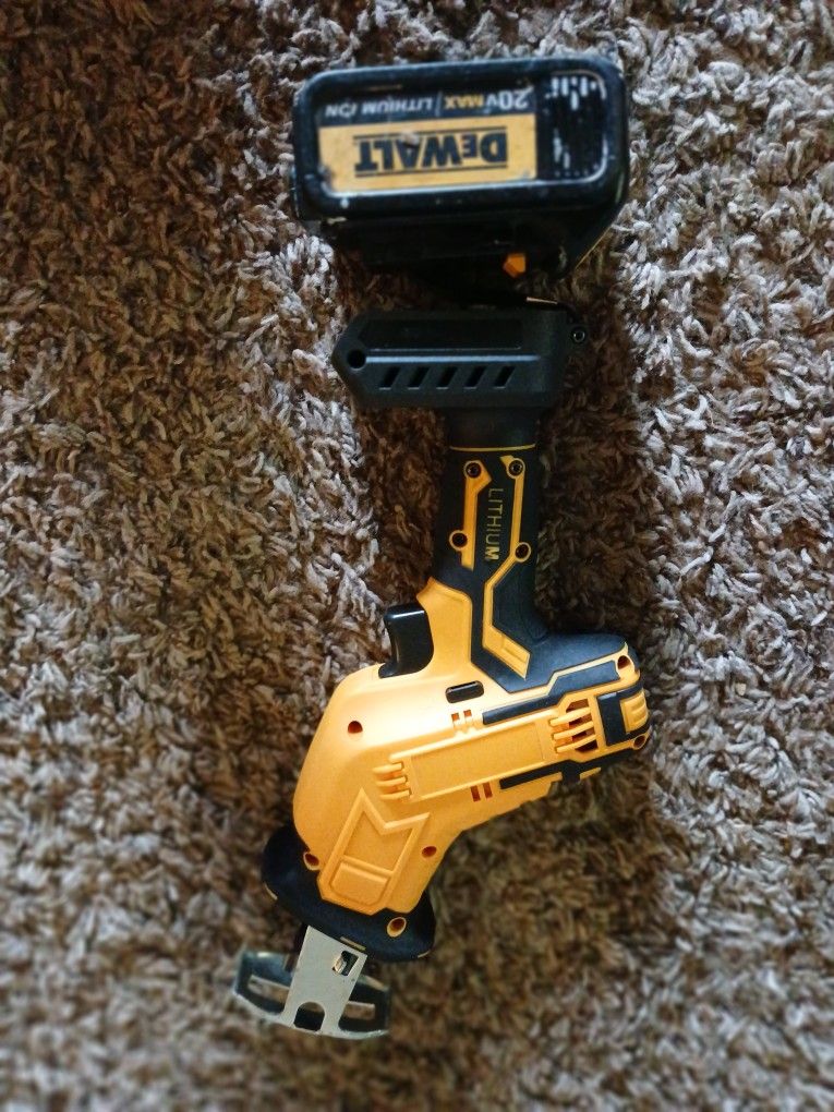 Dealt Saw Battery And Charger 20v