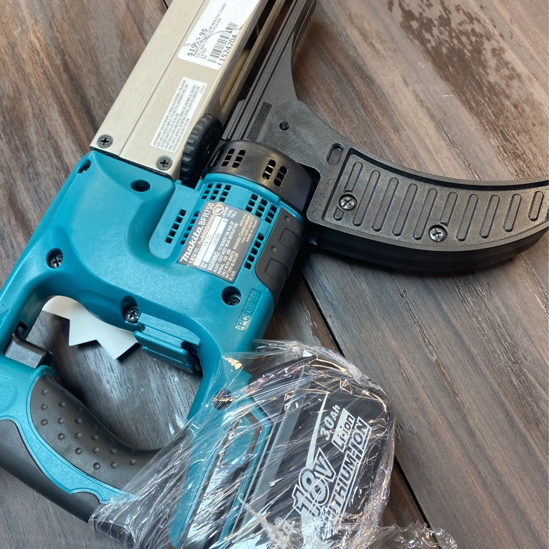 MAKITA NAIL GUN BFR750 CHARGER With 2 BATTERIES I(H) for Sale in