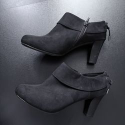 Coach and Four Black Suede Cuffed Ankle Booties with Bow 3 inch heel size 8.5