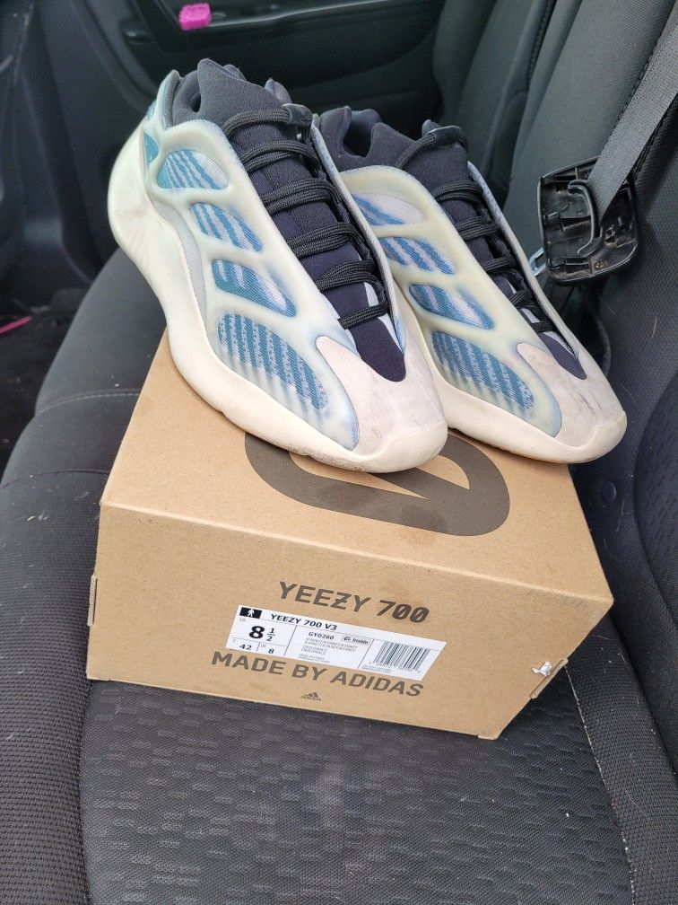 Yeezy 700 V2 "Kyanite" Size 8.5