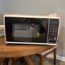 Mainstays 0.7 Cu ft Countertop Microwave Oven, 700 Watts, White