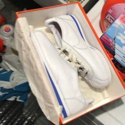 Classic G Nikes Size 9 