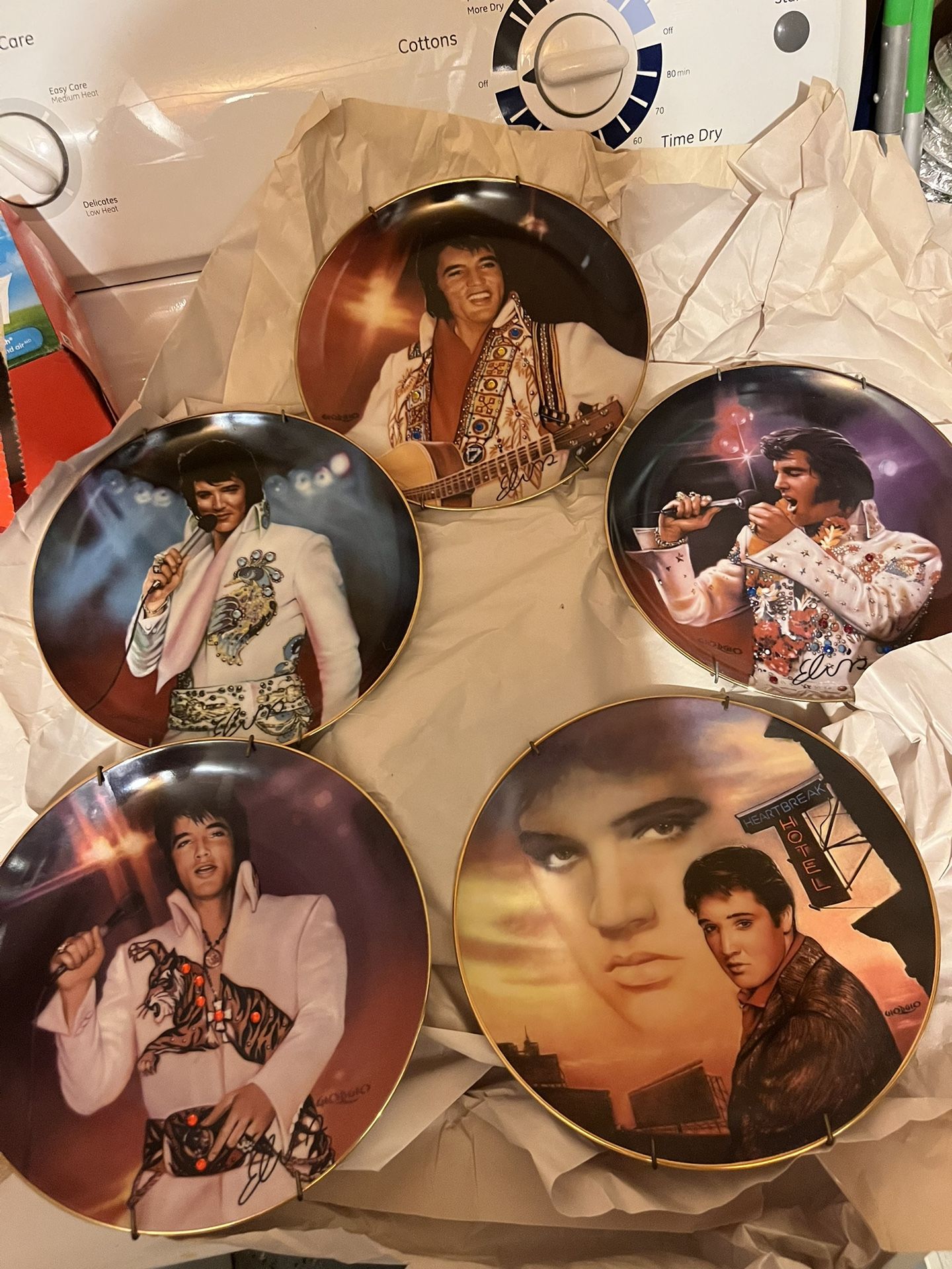 5 Elvis Collectors Plates Comes With The Hanging Bracket
