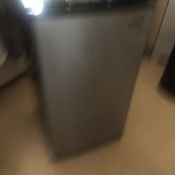Magic Chef Mini-fridge with freezer