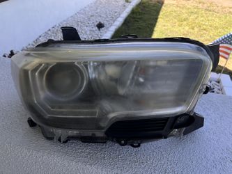 2016-2023 Toyota Tacoma passenger headlight