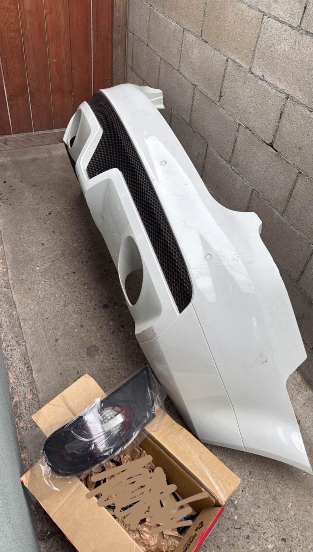 G8 / HSV VE Series 1 Rear Bumper & Tail Light