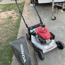 Honda mower self-propelled works good with no problems comes with bag it is gonna need some new back wheels other than that works good.
