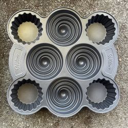 Wilton Bakeware and decorating items