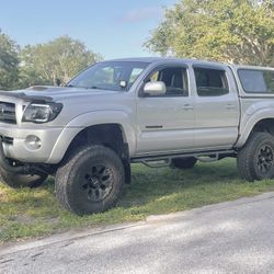 Lifted Toyota Tacoma w/all The Bells & Whistles