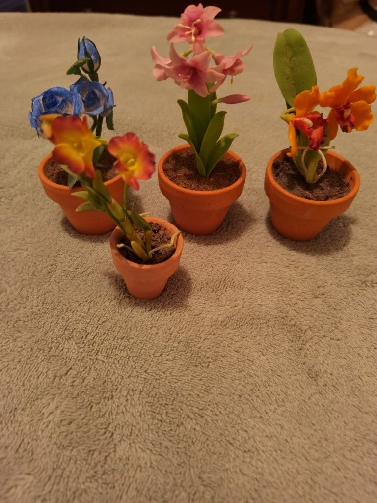 4 Dollhouse Terra Cotta Clay Flower pots with Flowers