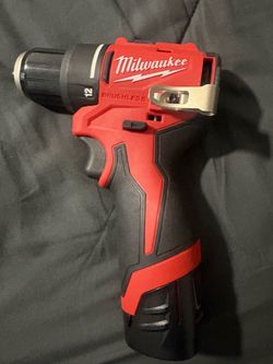 Milwaukee drill driver M12 with battery