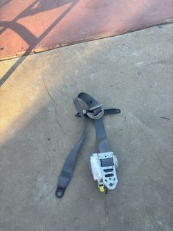 RIGHT PASSENGER SIDE SEAT BELT 2015 TOYOTA PRIUS 3ER GENERATION (GRAY) OEM.