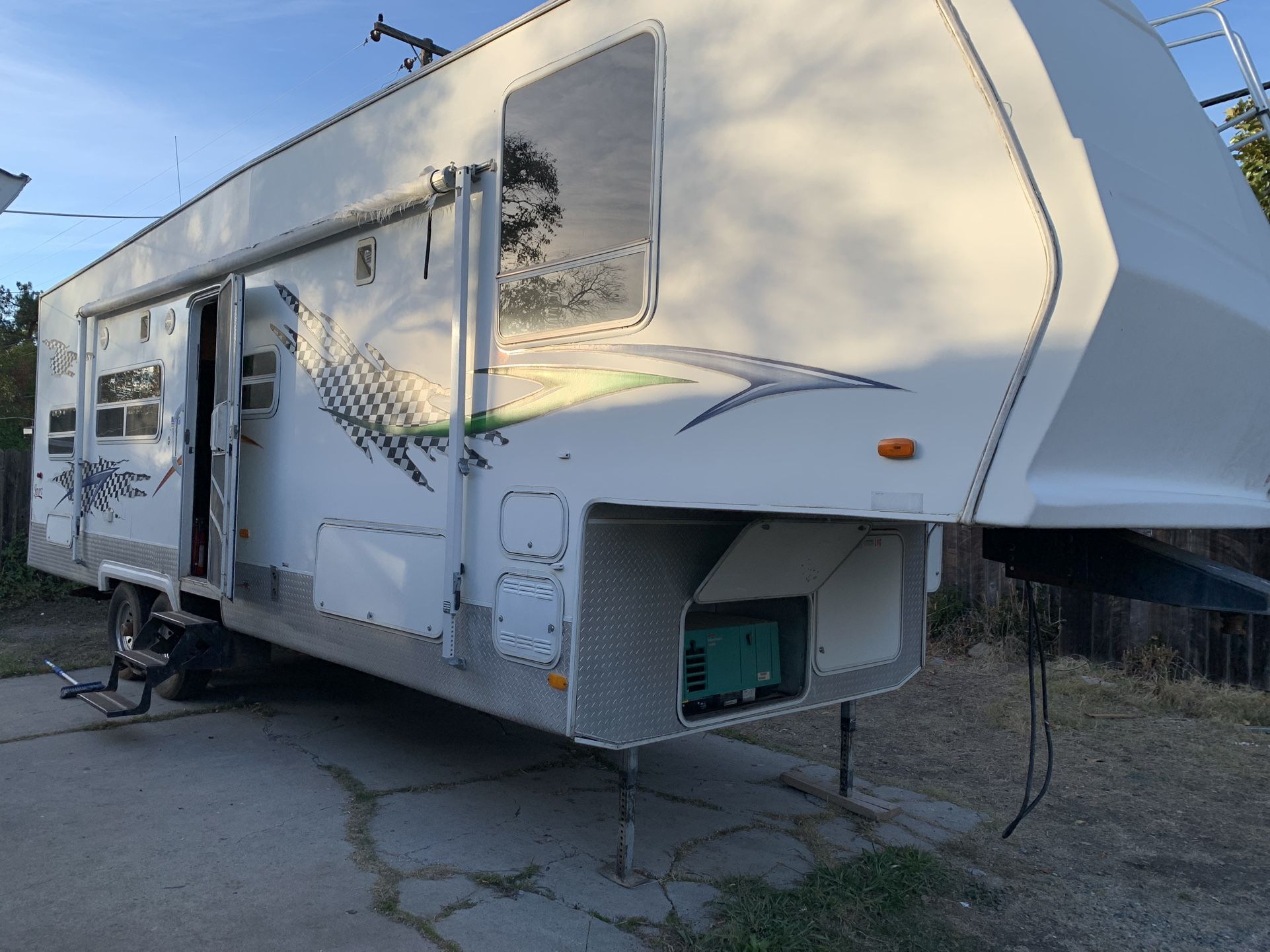 2005 FOREST RIVER SPORT TOY HAULER FIFTH WHEEL WITH GENERATOR AN FUEL STATION 32-FOOT