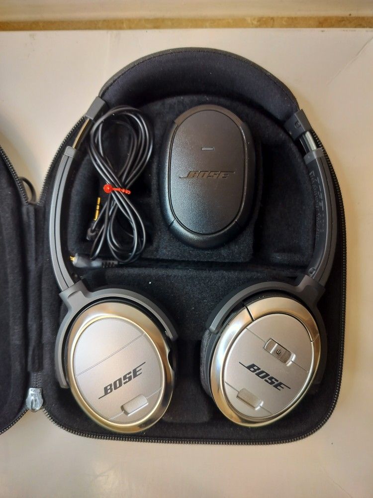 Wired Bose QuietComfort 3 Acoustic Noise Cancelling Headphones