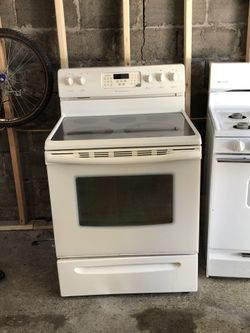 Electric stove perfect condition delivery and installation included