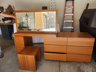 Vintage Wood Veneer Bedroom Vanity Set with Mirror & StoolBeautiful vintage bedroom vanity set in excellent condition.
Includes:
Large vanity mirror
V