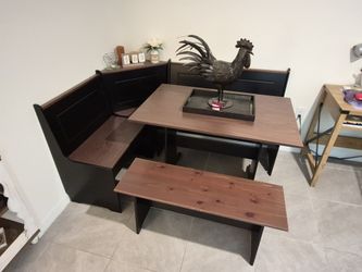 Corner nook dinner table.