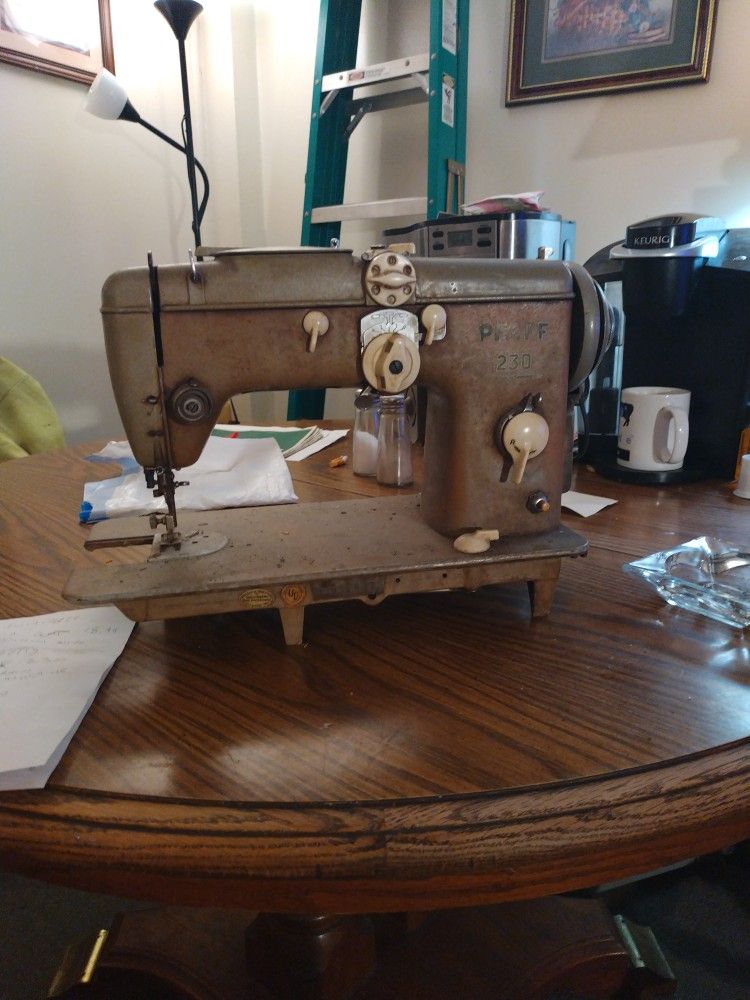 PFAFF. 230. WORKING   SEWING   MACHINE 