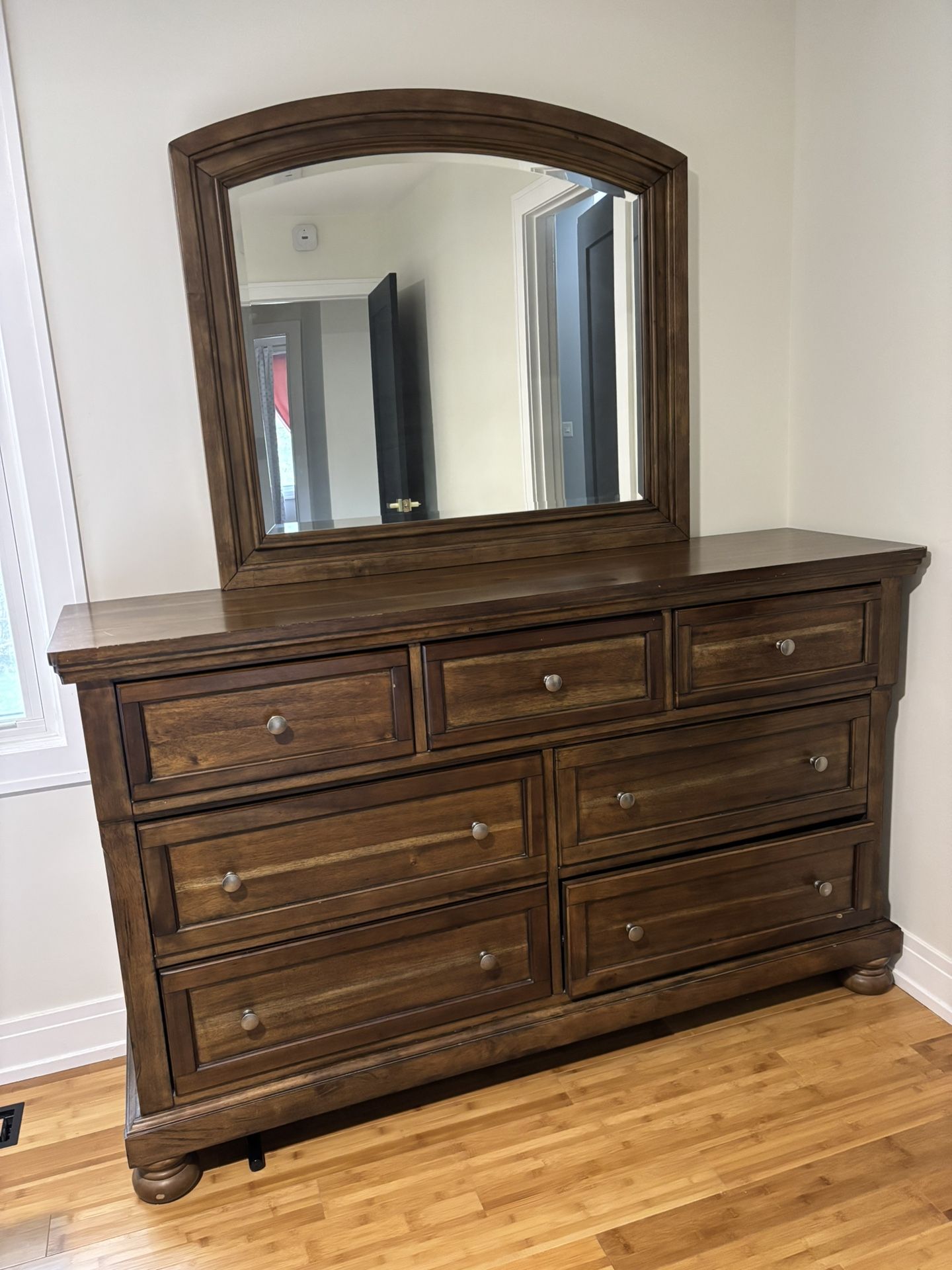 Dresser With Mirror