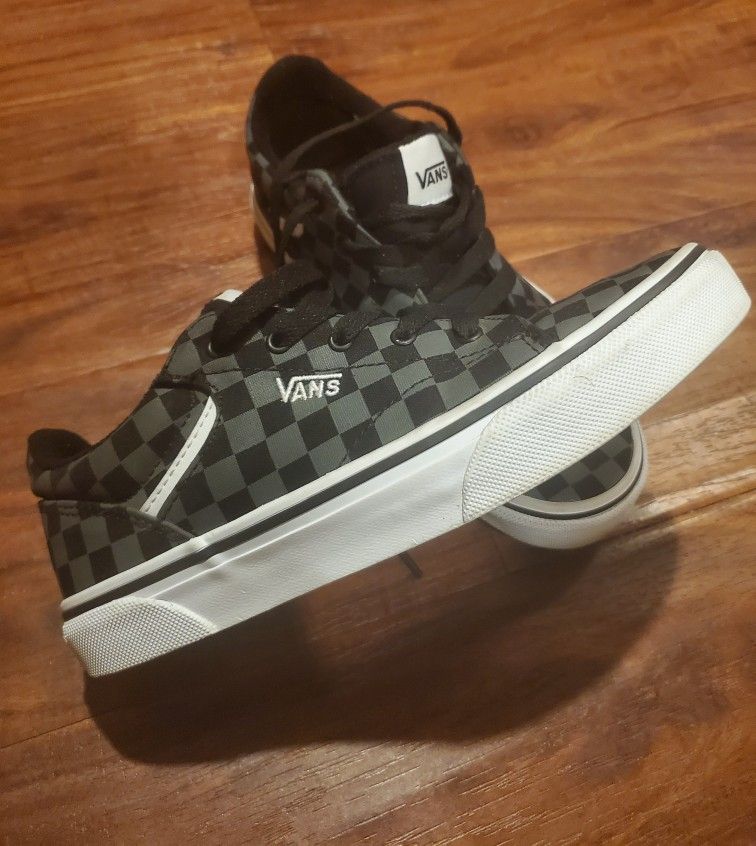 Youth Vans Seldan Sneakers – Size 3.5 – New!$30 OBO