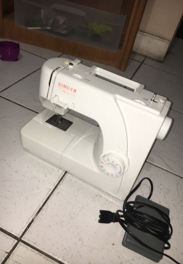 Singer sewing machine e99670 model for Sale in Miami, FL OfferUp