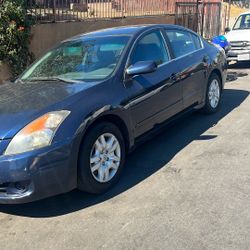 Clean Nissan Altima 